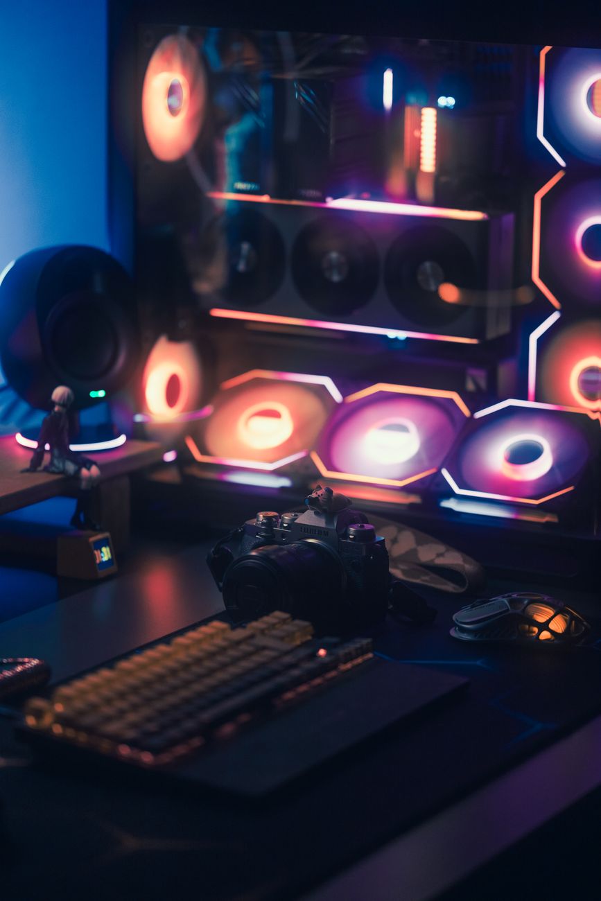 Setup PC gaming complet avec éclairage neon