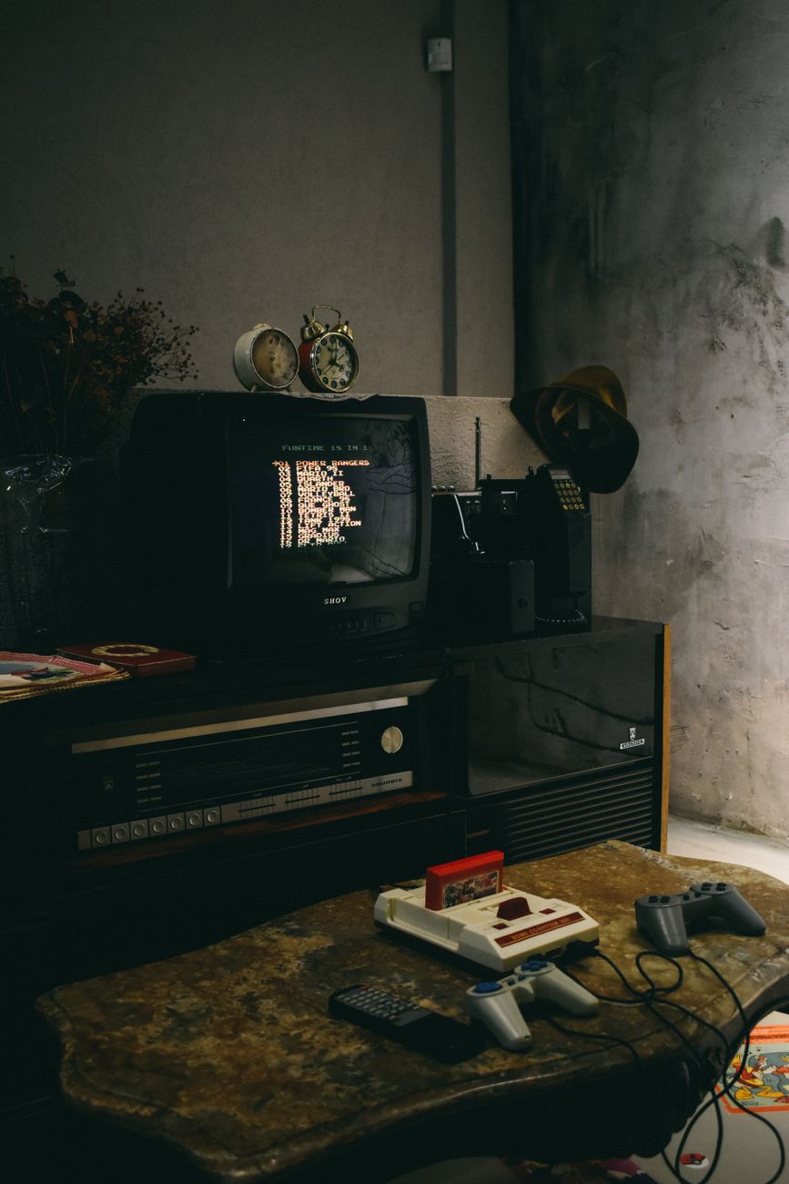 Session de jeu retro gaming avec manette rétro et écran CRT